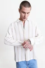 Camisa de manga larga color gris oscuro con textura a rayas, estilo rústico y fit regular.