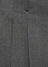 Minifalda gris con estampado de raya diplomática, diseño evasé y cierre de cremallera invisible en la parte posterior.