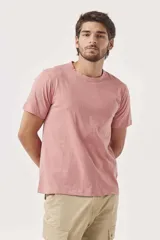 Remera gris de corte clásico con cuello redondo y mangas cortas.