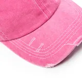 Gorra rosa con visera curva y detalle de estrella calada en el frente.