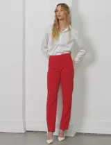 Pantalón largo color beige, de gabardina elastizada, marca Zac & Rachel, con bolsillos delanteros y traseros.