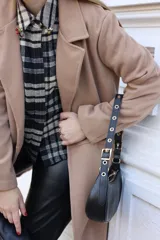 Chaqueta color camel de paño suave con textura acanalada, corte recto, solapa amplia y bolsillos laterales.