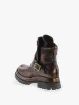 Botas de cuero color marrón con cordones y hebillas.