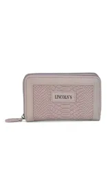 Billetera mediana color beige con textura croco, cierre alrededor y logo Lincoln's.