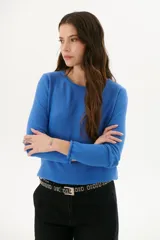 Sweater azul de tejido de punto con cuello redondo y mangas largas.