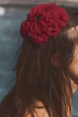 Pinza para el pelo color borgoña con tres flores de organza en relieve.