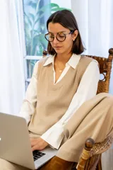 Pantalón de vestir color beige, de corte palazzo y tiro alto.