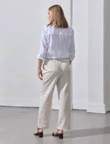 Pantalón de lino color blanco, marca Aexanderr Jordan. Tiene pretina ancha elastizada con lazo de ajuste, bolsillos verticales delanteros y bolsillos traseros.