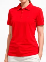 Remera tipo polo roja de algodón, corte clásico, con cuello y mangas acanaladas, y cierre frontal con tres botones.