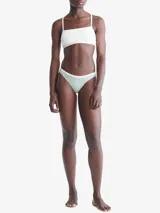 Bombacha Calvin Klein modelo CK One, color verde claro, de algodón modal con cintura elástica blanca con logo de la marca.