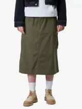 Falda midi color verde oliva, de corte evasé y cintura elástica. Presenta bolsillos laterales tipo cargo y bolsillos traseros.