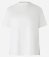 Remera color mostaza de algodón peruano, con cuello redondo, manga corta y corte recto.