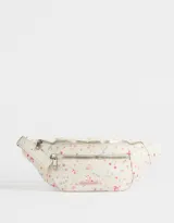 Riñonera color crema con estampado de flores pequeñas, correa ajustable con hebilla metálica, cierre superior y bolsillo frontal con cierre.