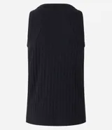 Musculosa negra de media malla con textura acanalada, cuello redondo y corte clásico.