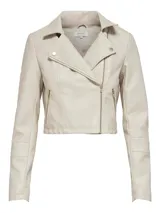 Chaqueta biker de cuero sintético color crema, con cuello solapa, cierre asimétrico con cremallera, bolsillos laterales con cremallera y mangas largas con detalle de costuras horizontales en los codos.