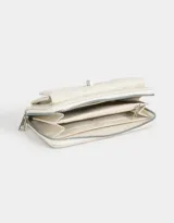 Billetera negra de cuerina con diseño acolchado, formato fichero, bolsillo frontal con broche y botón, cierre superior circundante y monedero interno con cierre.