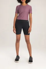 Remera cropped color lila de corte slim fit, confeccionada en tejido acanalado con protección solar UPF50+ y tecnología Easy Care.