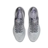 Championes Asics Gel-Kayano 28 Platinum color gris con detalles iridiscentes. Diseñados para running, ofrecen amortiguación y estabilidad.