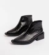 Botas cortas de cuero color marrón con cierre lateral, taco de madera de 5cm y suela de caucho.