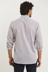 Camisa celeste de lino y algodón, de corte clásico, con cuello button-down y manga larga.