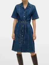 Vestido camisero de denim azul con cuello camisero, cierre de botones frontal, cinturón ajustable a la cintura y mangas cortas.