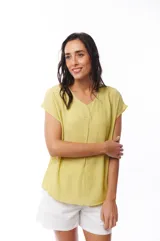 Blusa color amarillo claro con escote en V y mangas cortas.
