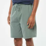 Bermudas color verde con textura, corte recto, cintura elástica con cordón ajustable y bolsillos laterales.