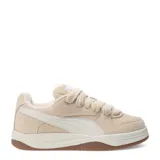 Championes Puma Park Luna color beige con detalles en blanco y suela marrón.