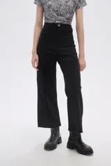 Pantalón negro de tiro alto, corte recto, con bolsillos cargo laterales y ruedo desflecado.