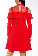 Vestido corto negro con hombros descubiertos, cuello alto de encaje y volado en el pecho.