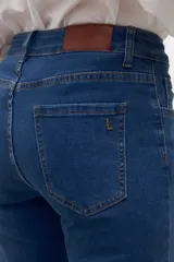 Pantalón de jean de tiro medio, corte recto y color azul oscuro.