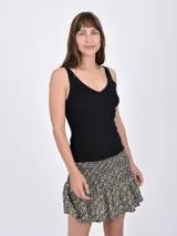 Musculosa negra de punto acanalado con escote en V.