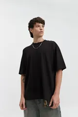 Remera de manga corta color marrón claro, de corte amplio y cuello redondo.