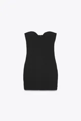 Vestido corto negro con escote corazón rígido y hombros descubiertos. Presenta detalle de flores en relieve en el pecho y cierre trasero con cremallera oculta.
