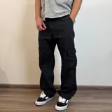 Pantalón jean cargo negro de corte recto con bolsillos laterales.
