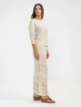 Sweater color crema de escote bote tejido en jersey, con detalle de tigre insignia de Polonio en la espalda.