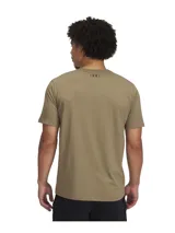 Remera deportiva Under Armour Project Rock, color blanco, de corte clásico y mangas cortas. Presenta un estampado frontal con el logo de Project Rock y la leyenda "Project Rock".