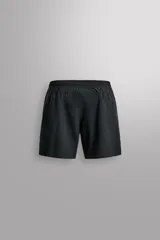 Pantalón corto deportivo color marrón oliva, con cintura elástica ajustable con cordón, bolsillos frontales y bolsillo trasero con cierre. Presenta forro interior y detalle de logo estampado en la pernera.