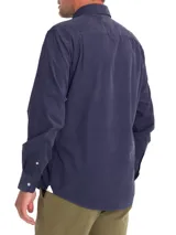 Camisa de hombre de manga larga, color azul marino, confeccionada en cotelé de algodón orgánico. Tiene cuello camisero, cierre con botones y bolsillo en el pecho.