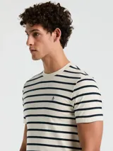 Remera de hombre Original Penguin con diseño de rayas horizontales blancas y azul marino, confeccionada en tejido de punto jersey de algodón orgánico. Presenta cuello redondo acanalado y logo bordado en el pecho.