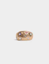 Anillo dorado con incrustaciones de strass en distintos tonos.