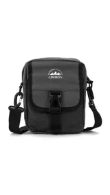 Morral verde militar con cierre, bolsillo delantero con presilla y broche de plástico, bolsillos internos y correa larga regulable.