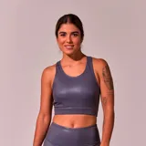 Top deportivo gris con textura reptil, de breteles anchos y espalda deportiva.