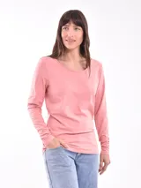 Remera de manga larga color salmón con cuello redondo.