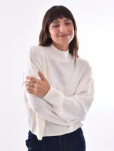 Polerón de tejido de punto color verde militar, con cuello alto y corte holgado.