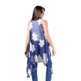 Kimono largo de gasa sintética liviana color azul con estampado de flores blancas. Tiene calce suelto y ruedo irregular con puntas.