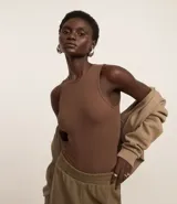 Body color marrón, sin mangas, con cuello halter y cierre en la entrepierna.