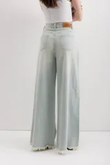 Pantalón de jean celeste de corte ancho con terminación desflecada.