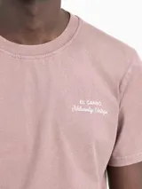 Camiseta de manga corta color rosa con cuello redondo y logo bordado en el pecho.