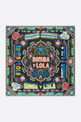 Pañuelo cuadrado de seda con estampado multicolor de estilo hindú con logos de la marca Bimba y Lola.